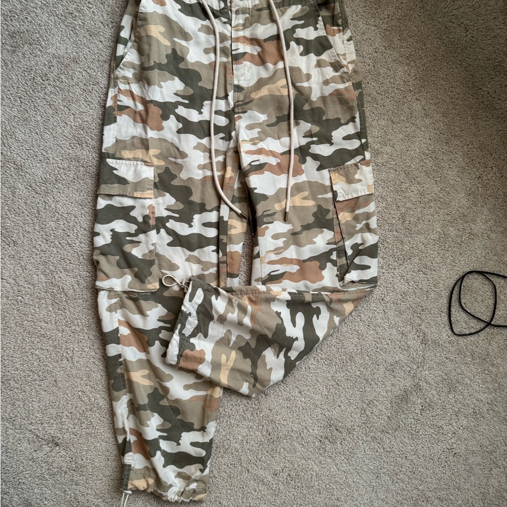 Universal Thread Camouflage Cargo Pants